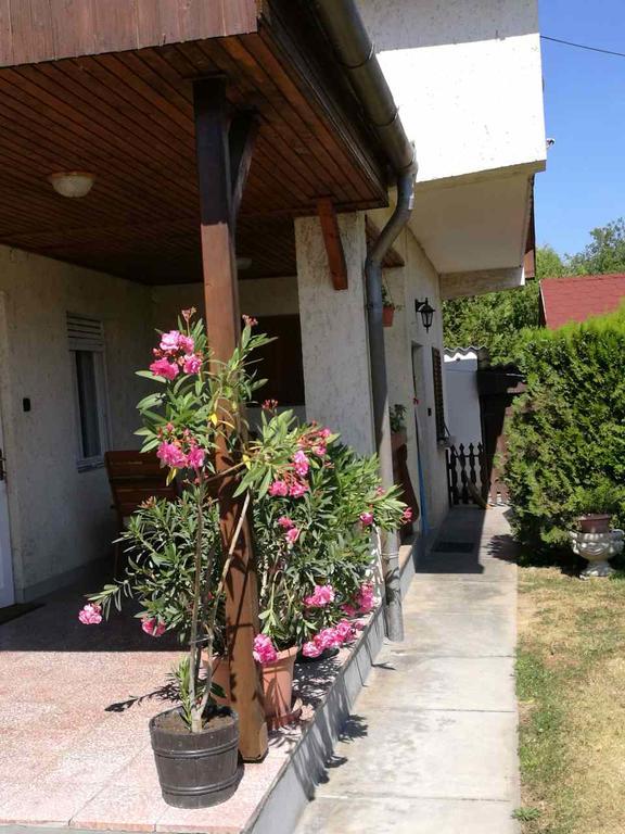 Sara Vendeghaz Apartment Balatonkeresztúr Екстериор снимка